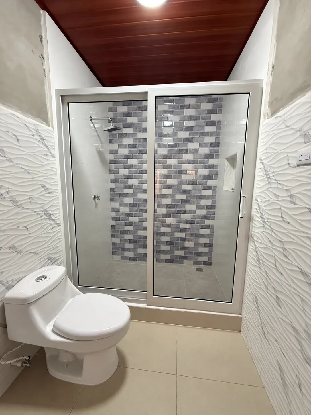Puerta corrediza de baño en PVC blanco con vidrio claro instalada por ALUR