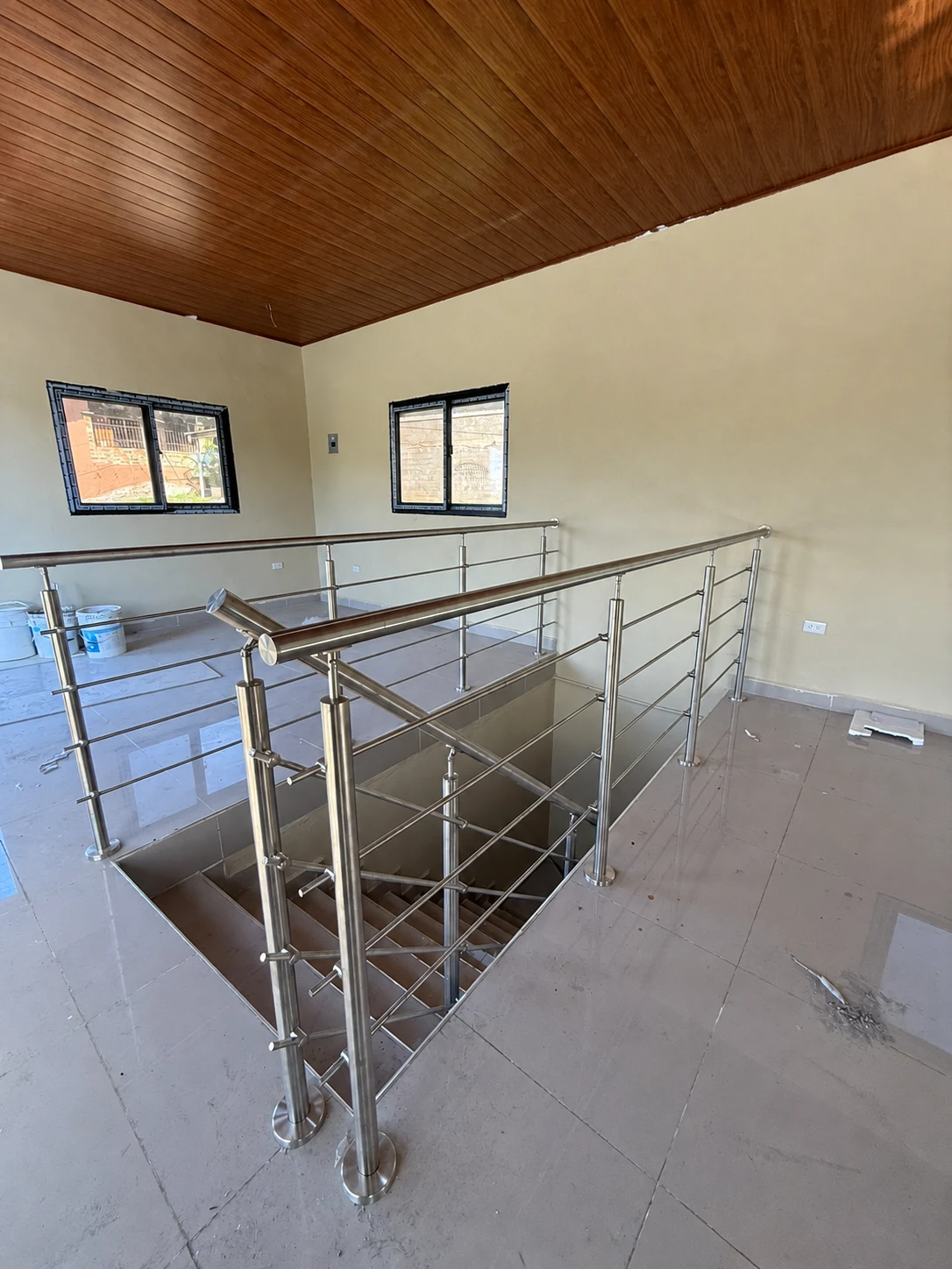 Barandal metálico de varillas alrededor de una escalera instalado por ALUR