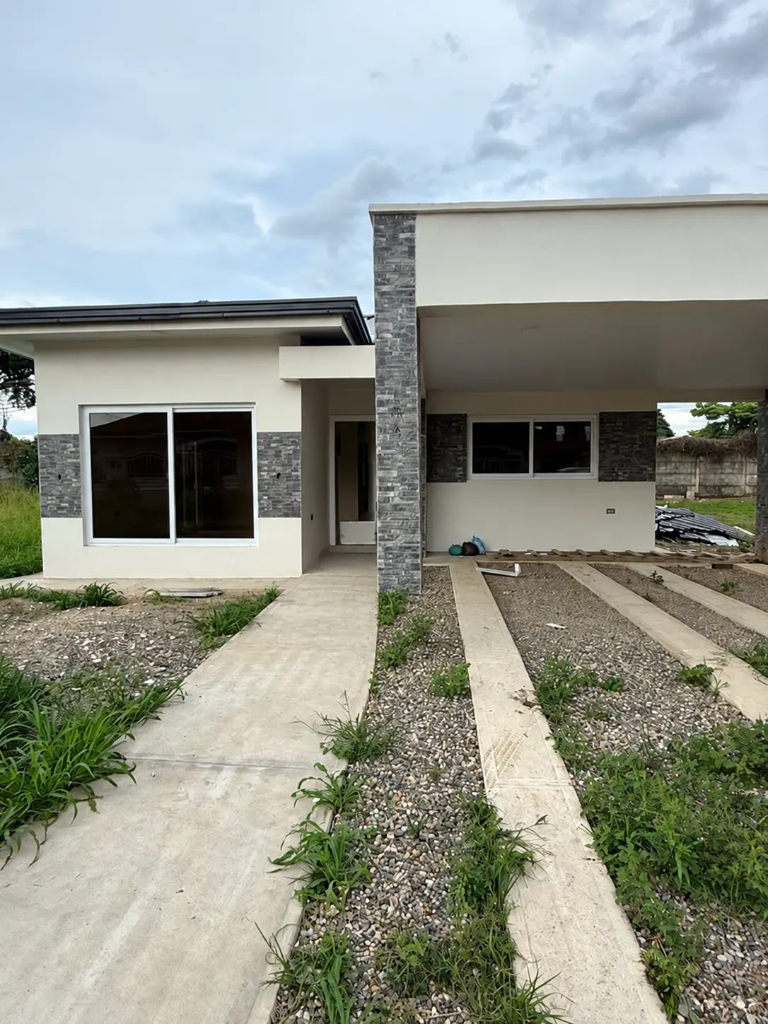 Casa blanca con ventanas de marco blanco y vidrio oscuro instaladas por ALUR